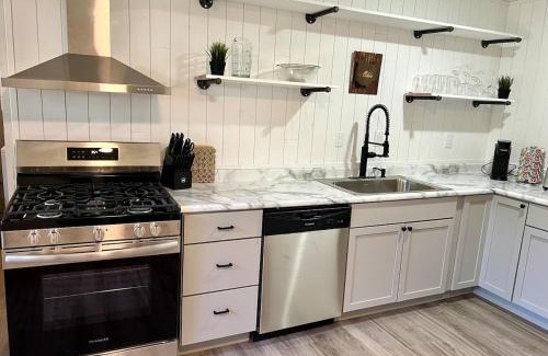 Royal Manor House | 4 Bed Ranch-Fire Pit-Pet & Kid Friendly-King Bed