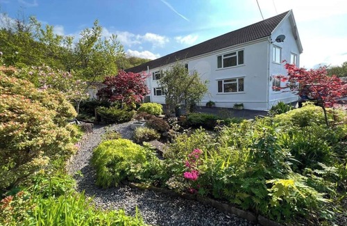 Cadoxton House | 4 bedroom 3 bathroom spacious cottage nestled in woodland area