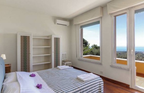 Carrara House | 4 bedroom accommodation in Carrara -MS-