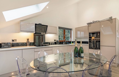 Rastrick Cottage | 4 bedroom accommodation in Elland