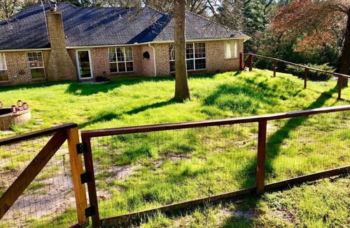 Flint House | 4 Bedroom Angel Lakehouse, Pet Friendly with TV in each room