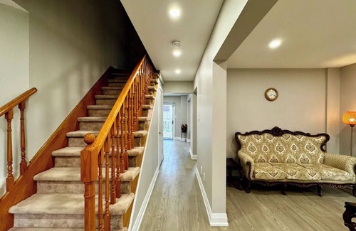 Ajax House | 4 Bedroom Calm and Cozy Family Home