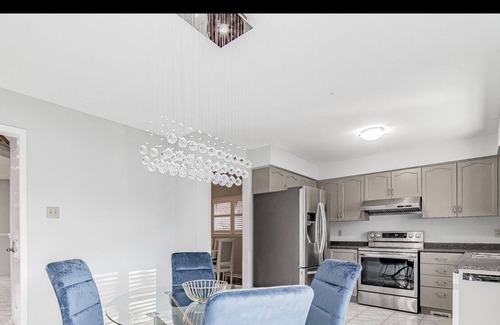 East Credit House | 4-bedroom Home, 4-minutes walk from outlet plaza