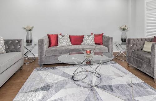 East Credit House | 4-bedroom Home, 4-minutes walk from outlet plaza