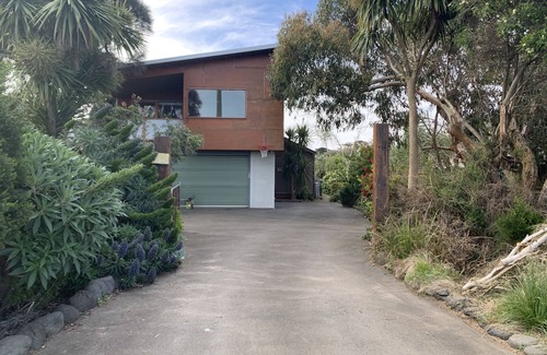 Ventnor House | 4 bedroom home with rural views close to beautiful safe family friendly beach