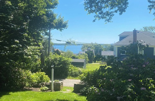 Saunderstown House | 4-bedroom house in Saunderstown with AC, Porch Overlooking Narragansett Bay
