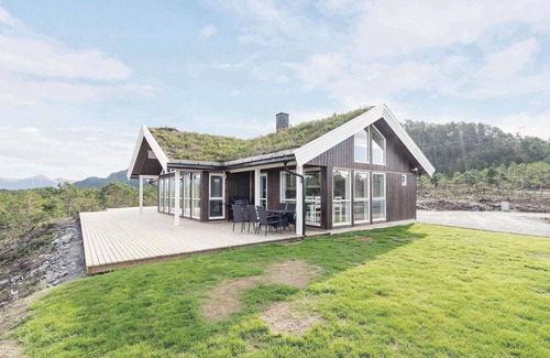 Torjulvagen House | 4 bedroom lovely home in Kvisvik