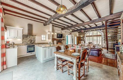 Escos House | 4 bedroom stunning home in Escos