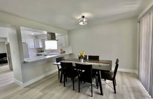 Paradise House | 4-bedroom vacation home 5 minutes to Fremont Street