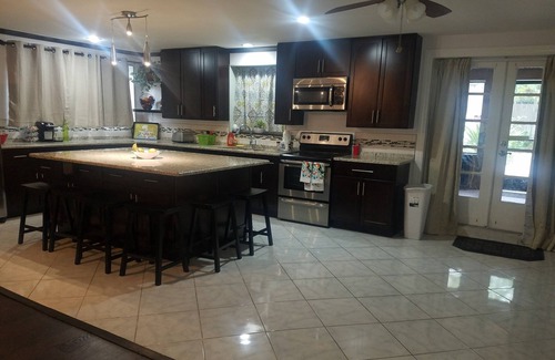 Lake Magdalene House | 4 Bedrooms 3000 sqf Pool Home - Jetted Tub & Rain Shower in Master Bathroom