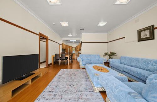 Bentleigh House | 4 Bedrooms House Walking to Shops and Restaurants