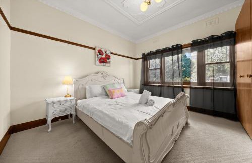 Bentleigh House | 4 Bedrooms House Walking to Shops and Restaurants