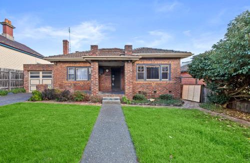 Bentleigh House | 4 Bedrooms House Walking to Shops and Restaurants