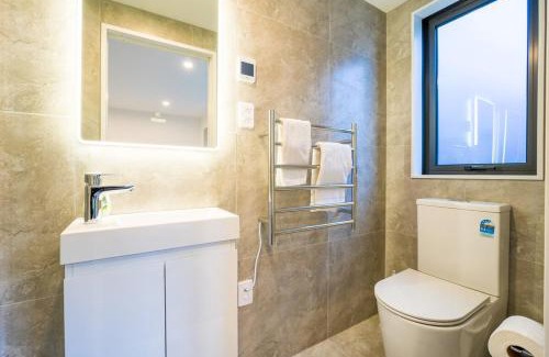 Belmont House | 4 Bedrooms Modern Coastal Retreat Near Devonport