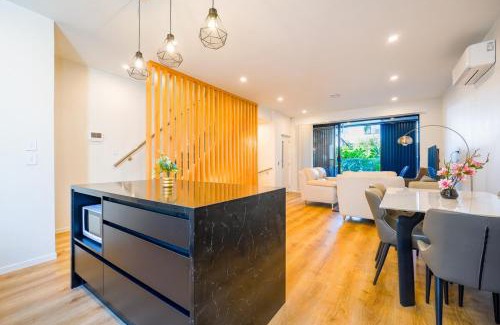 Belmont House | 4 Bedrooms Modern Coastal Retreat Near Devonport