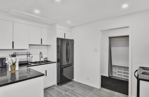 Northwest Calgary House | 4 Beds |2 Baths |King Beds|Close to U of C & Nose Hill Park