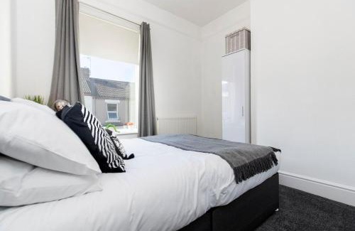 Darlington House | 4 BEDS, 4 BATHS home, central Darlington