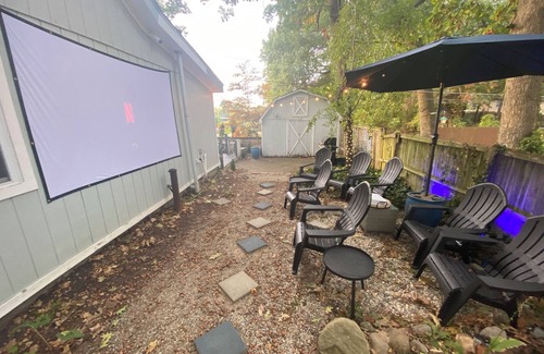 Waterford House | 4 Beds, Pizza Oven, Hot Tub, Mini- Golf, Lake View, Bowling, Projector & More!