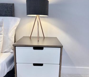 Coulsdon West Villa | 4 Beds Work Housing Near Croydon with Free Parking, High Speed WIFI sleeps up to 9