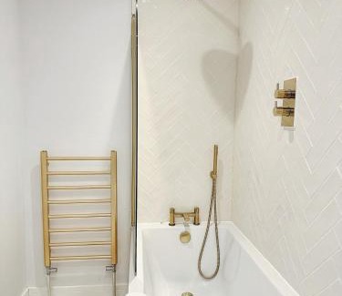 Coulsdon West Villa | 4 Beds Work Housing Near Croydon with Free Parking, High Speed WIFI sleeps up to 9