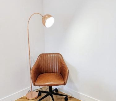 Coulsdon West Villa | 4 Beds Work Housing Near Croydon with Free Parking, High Speed WIFI sleeps up to 9