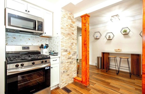 South Euclid House | 4-BR LuxeHot TubnNEW ON VRBO DISCOUNTED PRICE, EXCELLENT REVIEWS OTHER PLATFORMS