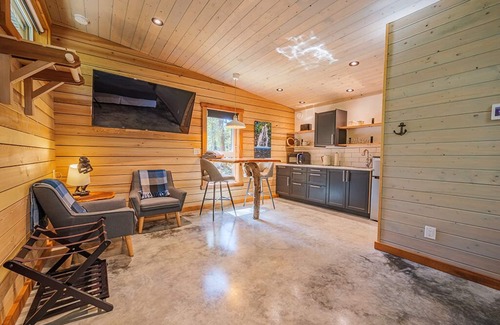 Ucluelet Cabin | #4 CABIN COUPLES KING BED HOTTUB BEACH