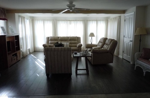 North Beach Haven Apartment | 4 homes to the beach