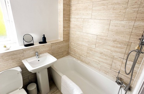 Little Hay House | 4-min drive from NEC/BHX Airport/HS2 - Sleeps 10 guest.