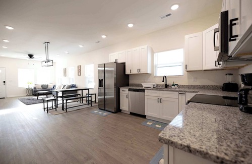 Burlington House | 4 Min to Downtown - 10 to Elon - Washer and Dryer