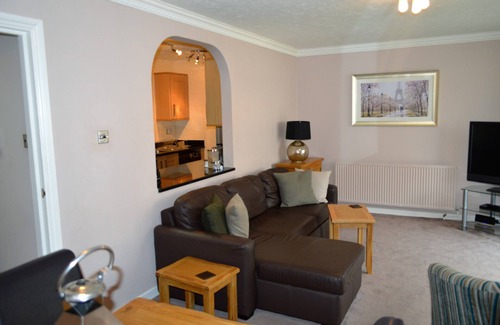 Tower Hill Apartment | 4 minute walk to Tower Bridge, fast wifi, lifts, 2 bedrooms, 2 WCs, top floor