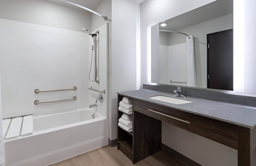 Ashwaubenon Hotel | 4 Pet-Friendly Rooms Near Green Bay Botanical Garden & National Railroad Museum