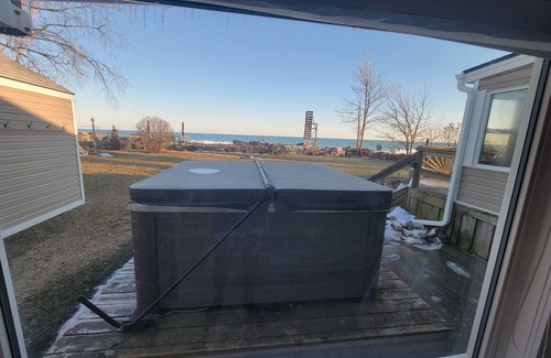 Leamington Cottage | (4 season) Lake, hot tub, beaches and family fun