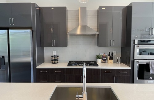 Edgewood House | 4-Story Rooftop Oasis- Fire Pit/King Suite