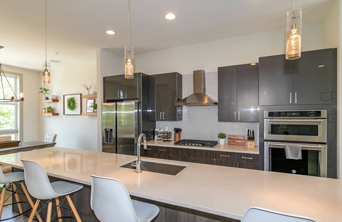 Edgewood House | 4-Story Rooftop Oasis- Fire Pit/King Suite