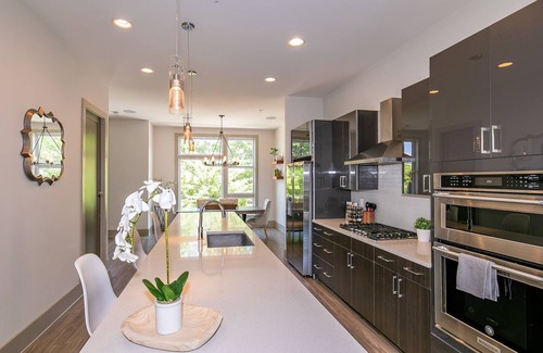 Edgewood House | 4-Story Rooftop Oasis- Fire Pit/King Suite