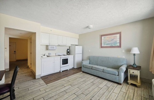 Panama City Beach Hotel | 4 Units, Ocean/Gulf View Suite, Holiday Terrace Beachfront Hotel