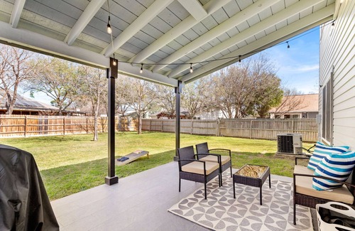 West San Antonio House | 40% Monthly Discount Beautiful Blue Haus w/Private Patio, Office Desk