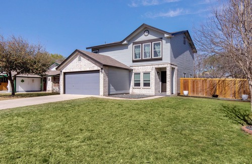 West San Antonio House | 40% Monthly Discount Beautiful Blue Haus w/Private Patio, Office Desk
