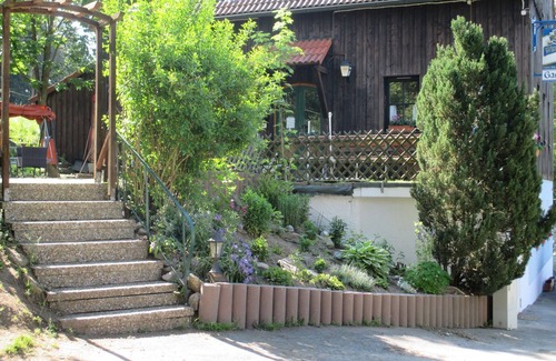 Weissenstadt Apartment | 40qm-große Ferienwohnung mit Blick auf den Waldrand