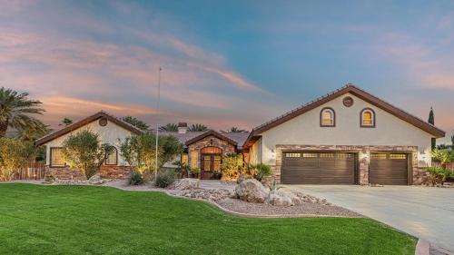 Bermuda Dunes Villa | 41 Palms Estate by AvantStay Indoor Pickleball Pool Hot Tub Outdoor Kitchen