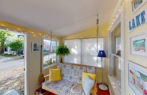 Lakeside Cottage | 422 Oak Ave Charming two bedroom Close to the Lake and Downtown!