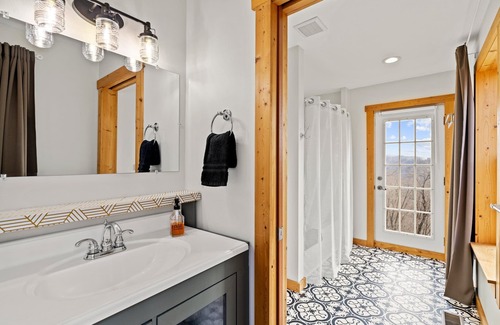 Fletcher Cabin | 45 mins to AVL - Sleeps 8 - Mountain Views - Deck