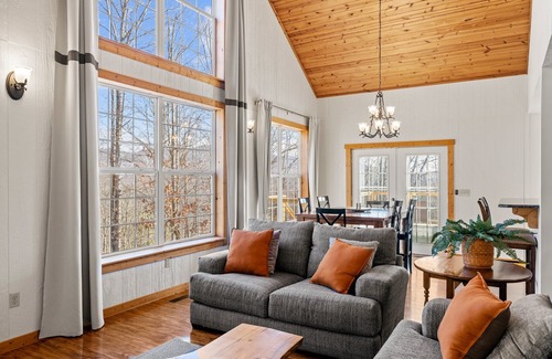 Fletcher Cabin | 45 mins to AVL - Sleeps 8 - Mountain Views - Deck