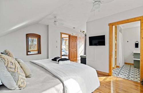 Fletcher Cabin | 45 mins to AVL - Sleeps 8 - Mountain Views - Deck