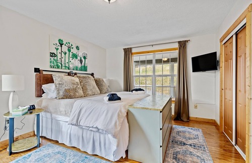 Fletcher Cabin | 45 mins to AVL - Sleeps 8 - Mountain Views - Deck