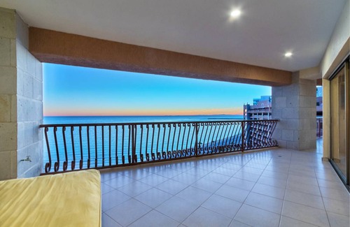 Sandy Beach Condo | 492 m² Condo ∙ 5 bedrooms ∙ 15 guests