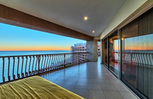 Sandy Beach Condo | 492 m² Condo ∙ 5 bedrooms ∙ 15 guests