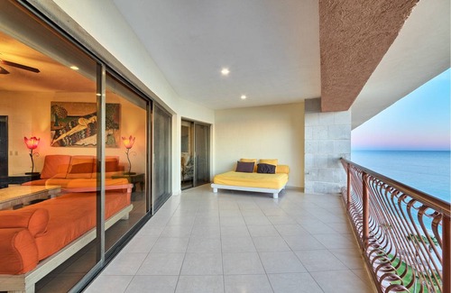 Sandy Beach Condo | 492 m² Condo ∙ 5 bedrooms ∙ 15 guests