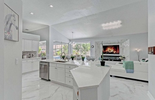 Greenview Shores House | 4BD Glamor Cozy Equestrian with Heated Pool